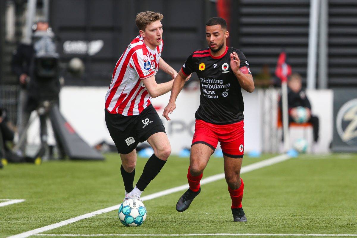 但愿无碍,泰山后卫王彤因胳膊受伤被换下,随后上了救护车.